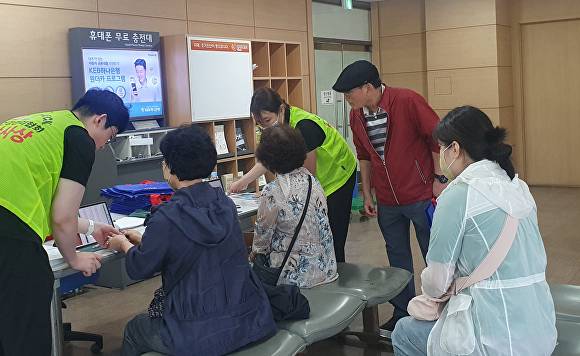 한국건강관리협회 부산서부검진센터 관계자가 한국도로교통공단 북부운전면허시험장에서 시민들을 대상으로 심장 건강 체크를 하고 있다. [사진=한국건강관리협회 부산서부검진센터]