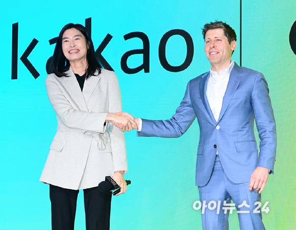 정신아 카카오 대표와 샘 올트먼 오픈AI 최고경영자(CEO)가 4일 오전 서울 중구 더플라자호텔에서 열린 카카오의 AI 사업 방향 및 현황 발표하는 미디어데이에서 인사를 나누고 있다.