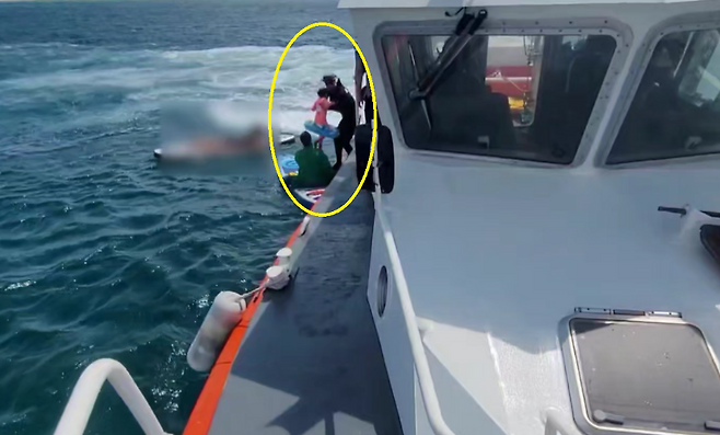 오늘(19일) 오후 제주협재 포구 인근 해상에서 표류객이 해경에 구조되는 모습. (사진, 제주해경서)