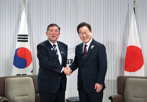 이재명 대통령과 이시바 시게루 일본 총리가 17일(현지시간) 캐나다 앨버타주 캐내내스키스 주요 7개국(G7) 정상회의장에서 열린 한일 정상회담에서 악수하고 있다. [대통령실사진기자단]