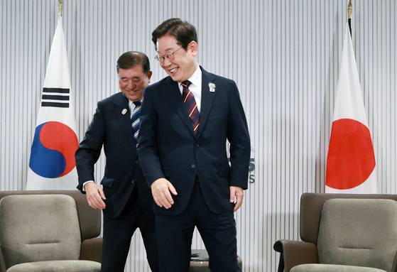 이재명 대통령이 17일(현지시간) 캐나다 앨버타주 카나나스키스 주요 7개국(G7) 정상회의장에서 열린 한일 정상회담에서 이시바 시게루 일본 총리와 자리를 바꾸며 밝게 웃고 있다. 대통령실사진기자단