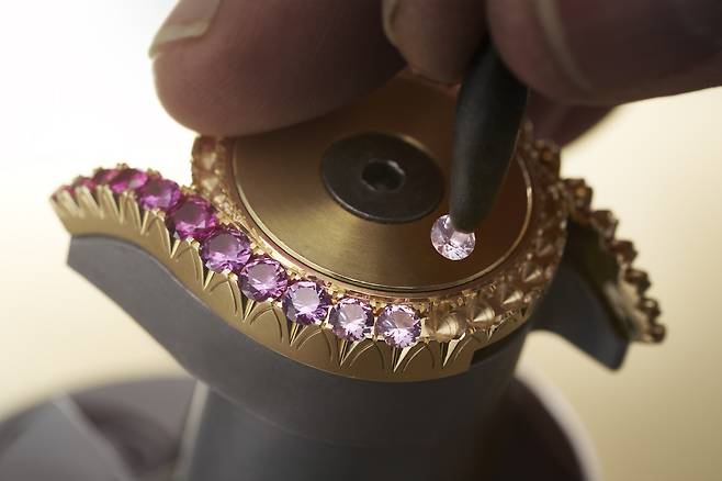 라임라이트 갈라 시계의 베젤에 유색 스톤을 세팅하는 과정. 사진 피아제