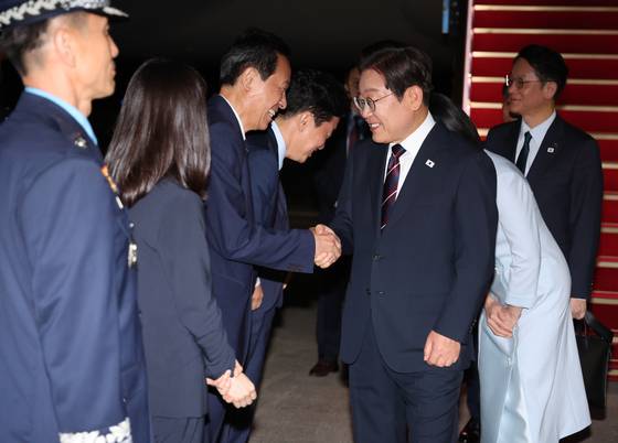 주요 7개국(G7) 정상회의 참석을 마치고 19일 경기 성남 서울공항을 통해 입국한 이재명 대통령이 영접나온 우상호 정무수석과 인사하고 있다. 김현동 기자