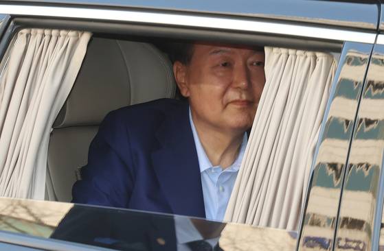 윤석열 전 대통령이 헌법재판소 파면 선고 후 7일만인 지난 4월 11일 오후 서울 용산구 한남동 관저를 떠나고 있다. 사진공동취재단