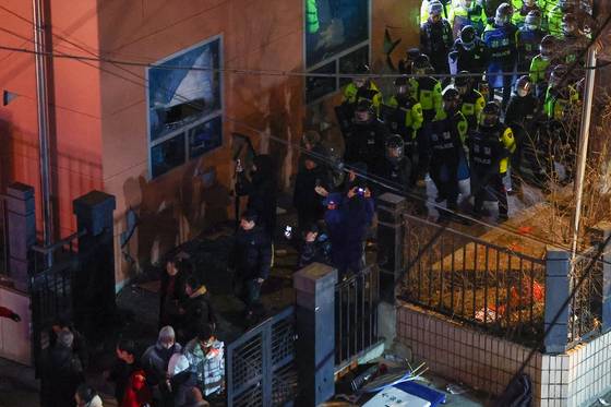 서울서부지방법원에서 윤석열 지지자들 난동 막는 경찰기동대. 연합뉴스