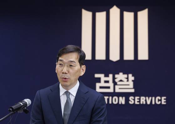 조상원 전 서울중앙지검 4차장이 지난해 10월 17일 오전 서울 서초구 서울중앙지검에서 윤석열 대통령 부인 김건희 여사의 도이치모터스 시세조종 가담 의혹 사건 관련 수사결과를 발표하고 있다. 연합뉴스