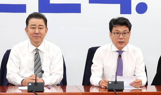 진성준 더불어민주당 정책위의장이 17일 국회에서 열린 원내대책회의에서 발언하고 있다. 왼쪽은 김병기 당대표 직무대행 겸 원내대표. 임현동 기자