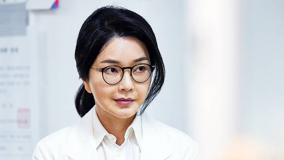 윤석열 전 대통령의 부인 김건희 여사가 지난 3일 서울 서초구 원명초등학교에 마련된 서초구 제3투표소에서 투표를 하기 위해 줄을 서 있다. 사진공동취재단