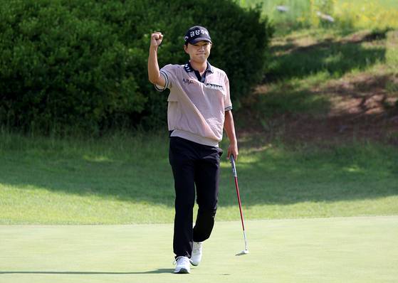 옥태훈이 19일 열린 제68회 KPGA 선수권대회 1라운드 13번 홀에서 이글을 잡은 뒤 기뻐하고 있다. 사진 KPGA