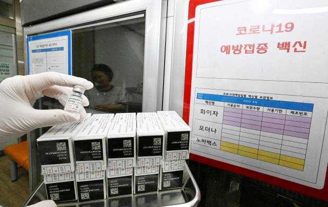 ▲ 여름철 코로나19 국내 유행 가능성에 대비해 18일 춘천시보건소 접종실에서 의료진이 신종 코로나바이러스 감염증(코로나19) 백신 수량을 확인하고 있다.  김정호 기자