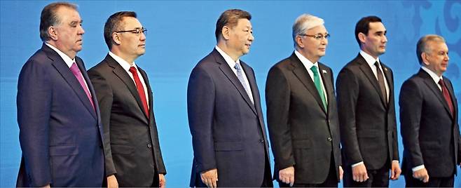 지난 17일 카자흐스탄﻿에서 ﻿중국·중앙아시아 정상회의가 열렸다. 왼쪽부터 에모말리 라흐몬 타지키스탄 대통령, 사디르 자파로프 키르기스스탄 대통령, 시진핑 중국 국가주석, 카심조마르트 토카예프 카자흐스탄 대통령, 세르다르 베르디무함메도프 투르크메니스탄 대통령, 샵카트 미르지요예프 우즈베키스탄 대통령.  /EPA연합뉴스