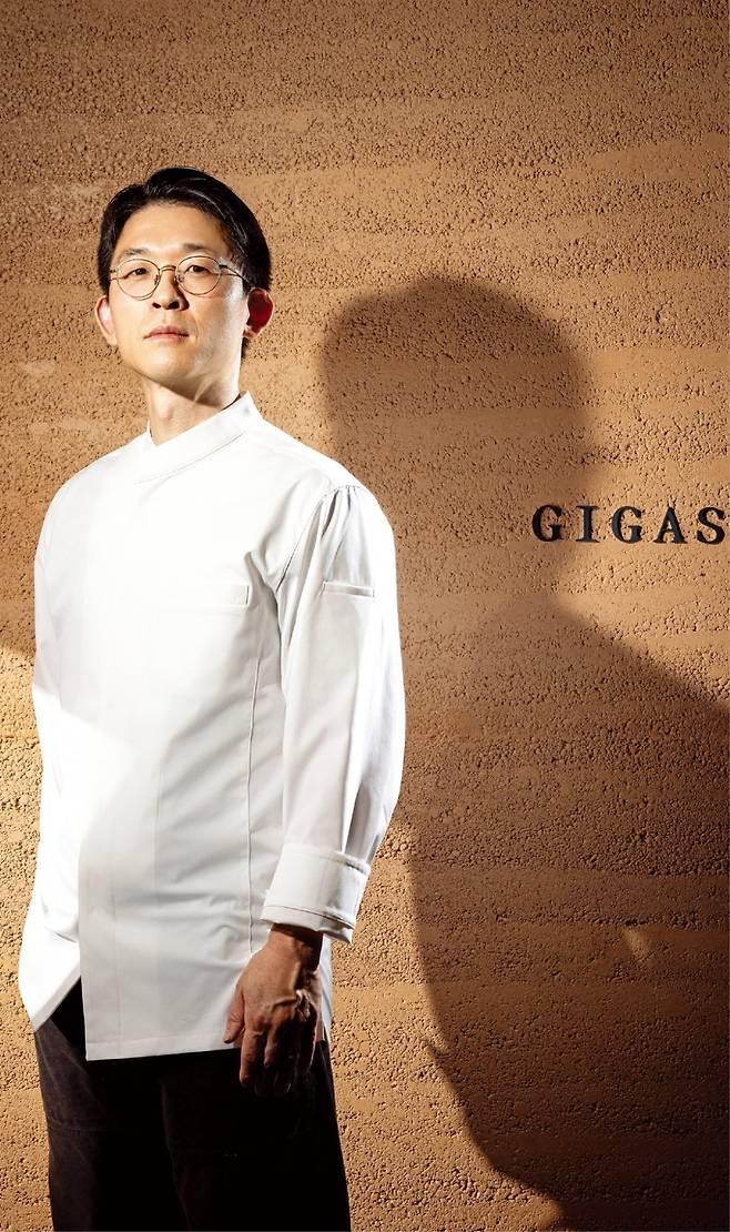 정통 지중해 요리를 선보이는 기가스의 정하완 셰프. 지난해 남산의 복합문화공간 피크닉으로 자리를 옮겼다. 올해 미쉐린 1스타와 그린 스타를 동시에 받았다.  박충열