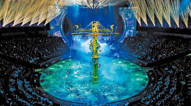 수조 아래서부터 치솟은 구조물에서 일제히 다이빙하는 출연진.  스튜디오 한