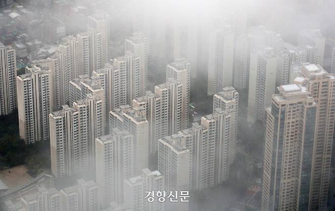 서울 송파구 롯데월드타워에서 바라 본 아파트의 모습. 권도현 기자