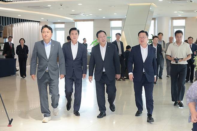 충청권 4개 시도 단체장이 19일 세종에 있는 한 호텔에서 만나 얘기를 나누고 있다. 세종시 제공