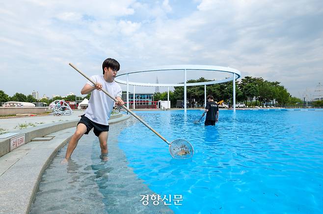 수영장 개장을 하루 앞둔 19일 서울 광진구 뚝섬한강공원 수영장에서 관계자들이 막바지 개장 준비를 하고 있다. 2025.6.19 권도현 기자