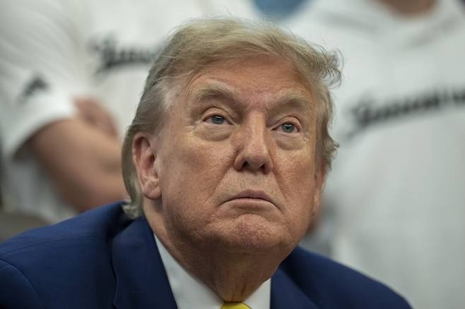 도널드 트럼프 미국 대통령이 18일(현지시간) 워싱턴 DC 백악관 집무실에서 유벤투스 축구 클럽 회원들과 만난 자리에서 기자들의 질문에 답하고 있다. UPI연합뉴스