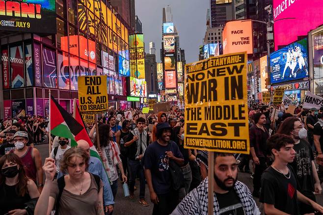 “중동 전쟁은 그만” 18일(현지시간) 미국 뉴욕에서 시민들이 도널드 트럼프 대통령에게 이란과 전쟁을 시작하지 말라고 요구하며 행진을 하고 있다. AFP연합뉴스