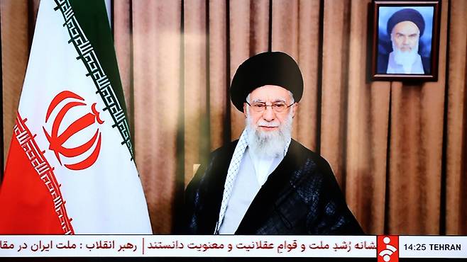 “절대 항복하지 않겠다” 결사 항전 선포 이란 국영방송 IRIB가 18일(현지시간) 아야톨라 알리 하메네이 최고지도자의 연설을 중계하고 있다. EPA연합뉴스