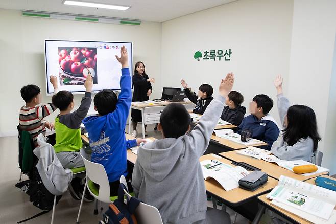 초록우산 시흥다어울림아동센터가 진행하는 시흥한국어공유학교에 참여하고 있는 이주배경아동들이 선생님과 함께 즐겁게 한국어를 익히고 있다. 초록우산이 지원한 이주배경아동 및 가정은 지난해에만 9033명에 이른다.