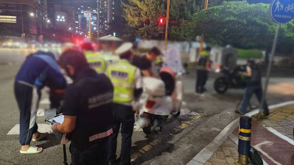 지난 18일 밤 부산 해운대경찰서가 이륜차 단속을 실시하고 있는 모습. 부산 해운대경찰서 제공