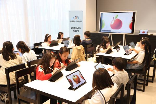 삼성전자가 유치원생부터 초·중·고교생까지 대상으로 최신 갤럭시 스마트폰과 태블릿을 활용해 학생들이 AI를 쉽고 재밌게 배우고 경험할 수 있도록 마련한 체험 프로그램인 ‘갤럭시와 함께하는 AI 클래스’를 운영한다고 19일 밝혔다. 사진은 아이들이 갤럭시 AI의 그리기 어시스트를 활용하는 모습. 삼성전자 제공