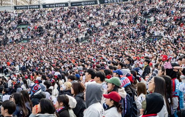 올 시즌 롯데 자이언츠 홈 개막전 당시 사직구장을 가득 메운 관중 모습.  이원준 기자