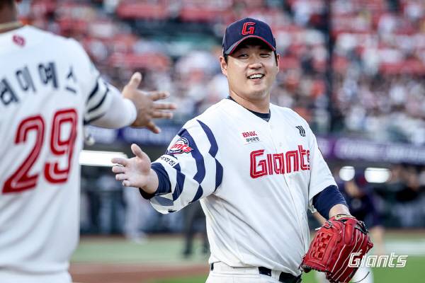 19일 부산 사직구장에서 열린 한화와 3연전 마지막 경기에서 롯데 선발 나균안이 위기를 넘긴 뒤 레이예스와 축하를 나누고 있다. 롯데 자이언츠 제공