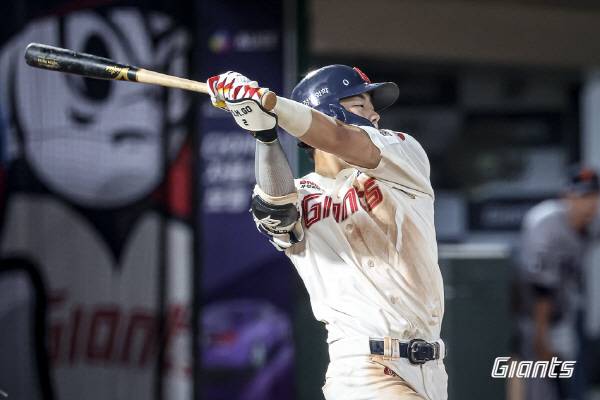 19일 부산 사직구장에서 열린 한화와 3연전 마지막 경기에서 롯데 고승민이 안타를 치고 있다. 롯데 자이언츠 제공