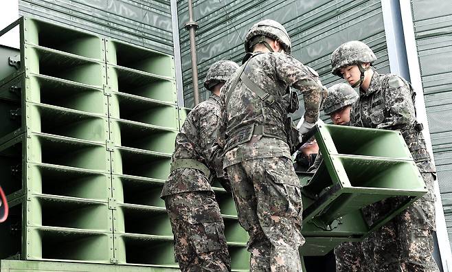 President Lee Jae Myung ordered a full suspension of loudspeaker broadcasts toward North Korea on June 11. In this stock photo taken on May 1, 2018, South Korean soldiers dismantle a loudspeaker system near the demilitarized zone. [YONHAP]