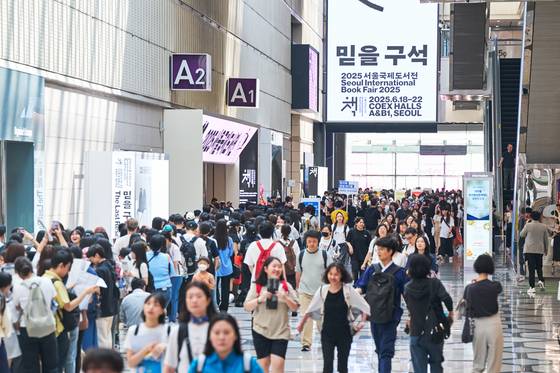 Bibliophiles wait to enter this year's Seoul International Book Fair. [SEOUL INTERNATIONAL BOOK FAIR]