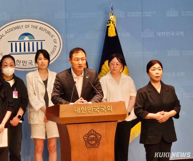 김상욱 더불어민주당 의원이 19일 국회 소통관 기자회견에서 발언하고 있다. 윤상호 기자