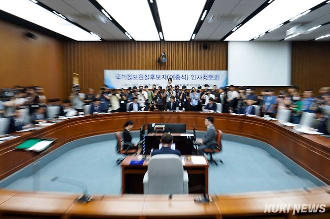 국정원장 후보자에 쏠린 관심이종석 국가정보원장 후보자가 19일 서울 여의도 국회 정보위원회에서 열린 인사청문회에 출석해 위원들의 질의에 답하고 있다.