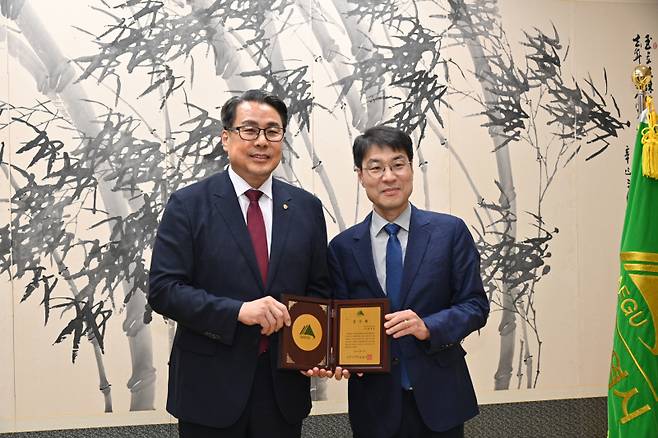 대구한의대 변창훈 총장이 감사패를 받은 뒤 김정기 대구시장 권한대행과 기념촬영을 하고 있다. 대구한의대 제공
