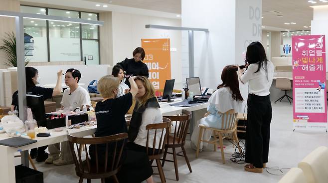 대구과학대 실전지원 취업지원 프로그램 참여 학생이 면접 헤어·메이크업을 받고 있다. 대구과학대 제공