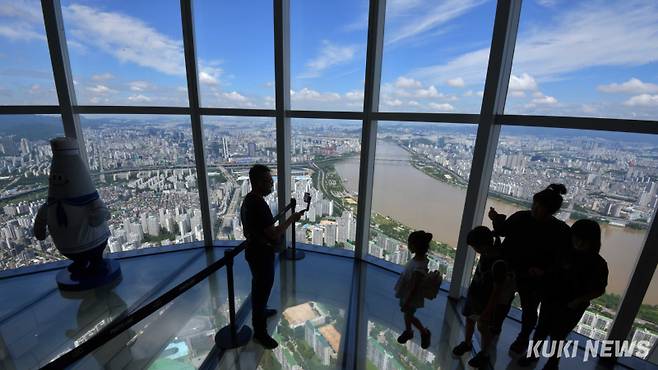 서울 송파구 롯데월드타워에서 바라본 송파구와 강남구 아파트 단지 모습. 곽경근 대기자&nbsp;