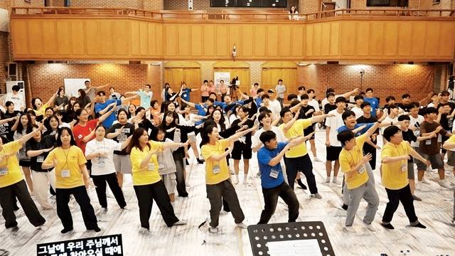 더행복캠프 청소년들이 지난해 7월 경기도 양평 창신교회에서 율동을 하고 있다. 주일학교사역자연구소 제공