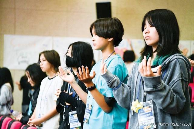 지난해 8월 충북 괴산 청소년수련관에서 열린 횃불디아스포라청소년캠프에서 참석자들이 기도하는 장면(위쪽 사진)과 물놀이를 즐기는 모습. 기독교선교횃불재단 제공