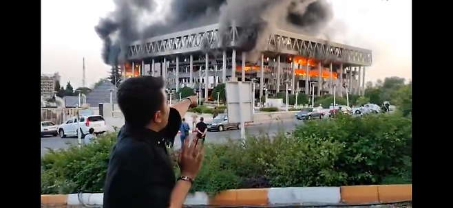이스라엘군이 이란 IRIB 본사를 두 차례 공습하며 방송 송출이 중단됐다. (엑스 캡쳐)