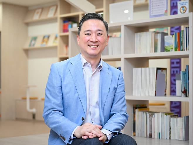 ‘새신자가 묻다’ 저자 이상준 1516교회 목사가 최근 경기도 성남의 교회에서 인터뷰를 가진 뒤 미소짓고 있다. 신석현 포토그래퍼