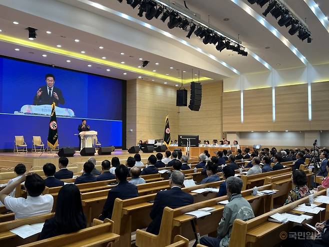 성시본 대표회장인 이수훈 목사가 이날 예배에서 '안전한 지도자'라는 제목으로 설교하고 있다.