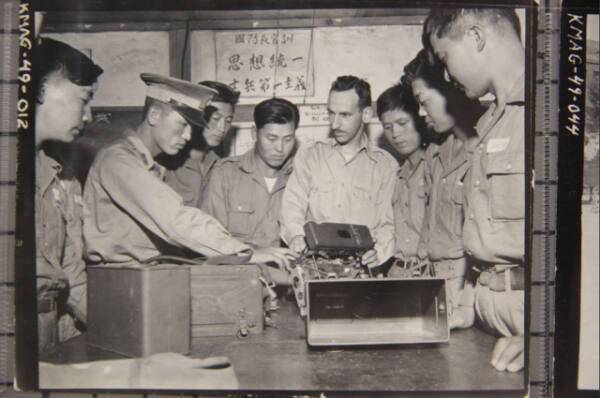 1949년 7월6일 주한미군사고문단 소속 폴 크론하이머 고문이 영등포의 육군통신학교(현 육군정보통신학교)에서 한국 장병들에게 휴대용 무선 송수신기 SCR-300-A에 대해 가르치고 있다. 국사편찬위원회
