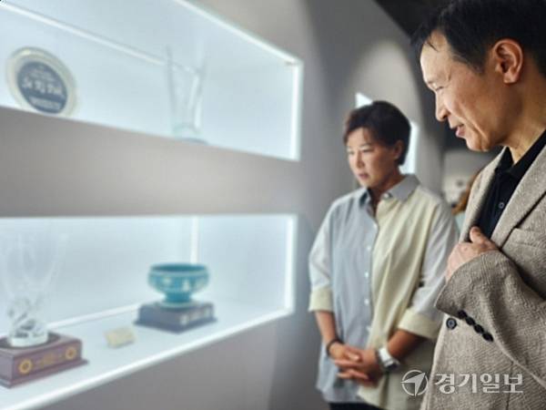 14일 복합문화공간 ‘세리박 위드 용인’에서 펼쳐진 ‘뻔뻔한 버디’ 진로 창작 뮤지컬을 관람한 후 임태희 경기도교육감과 박세리 감독이 박세리기념관을 둘러보고 있다. 박화선기자