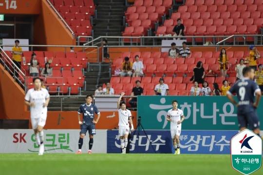 골세리머니를 펼치는 광주 정지훈. 사진[연합뉴스]