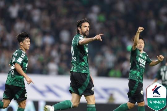 골 세리머니 하는 전북 콤파뇨. 사진[연합뉴스]