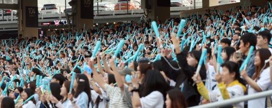 뜨거운 응원 열기 속 연고지 이전설. 사진[연합뉴스]