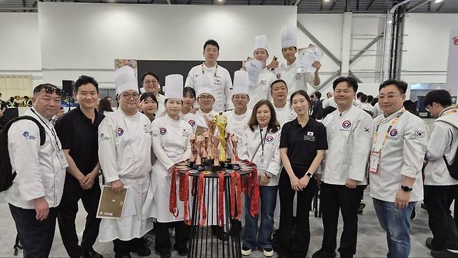지난 4월 싱가포르에서 열린 국제요리대회(FHA)에서 김대성·이경용·주성환 셰프가 은메달을 수상한 후 기념촬영을 하고 있다. [사진 = 삼성웰스토리]
