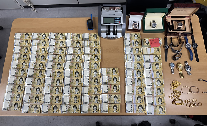 경찰이 압수한 사기 조직의 현금과 금품. [사진=서울경찰청 형사기동대 제공]