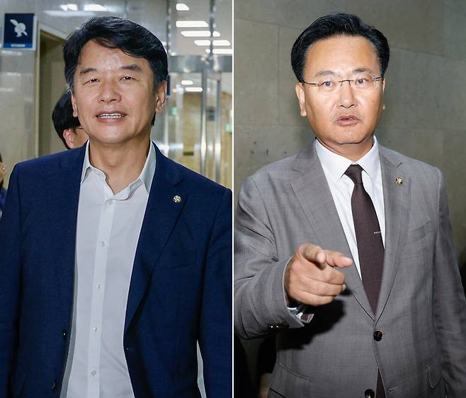 문진석 더불어민주당 원내수석부대표(왼쪽)가 유상범 국민의힘 원내수석부대표가 19일 오후 서울 여의도 국회에서 원 구성 협상 등 관련 회동을 위해 각각 운영위 소회의실로 향하고 있다. [사진출처=뉴스1]