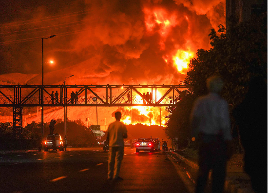 이스라엘이 이란 수도 테헤란의 한 정유소를 공격한 가운데 피해를 입은 정유 시설에서 큰 불길과 연기가 치솟고 있다. (사진=연합뉴스)